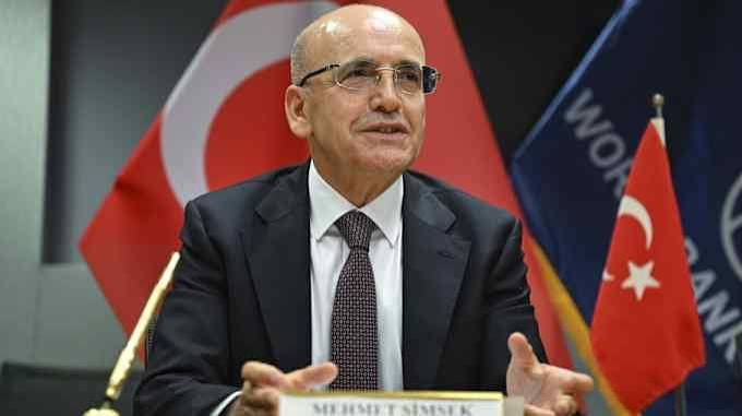Police seizure of luxury cars and documents in Istanbul fraud probe