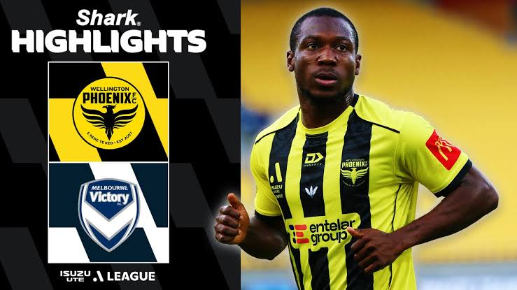 Wellington Phoenix players celebrate late winner against Melbourne Victory at Hnry Stadium