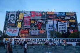 Audience entering Byl Fener K1z1lay cinema