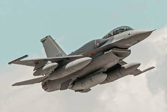 F-16V fighter landing at Chihhang Air Base in Taitung with personnel nearby