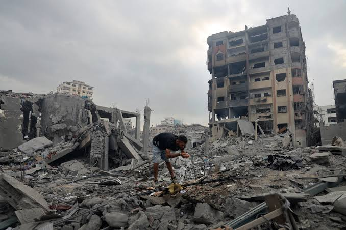 Israeli soldiers near a building entrance during a raid in Ramallah