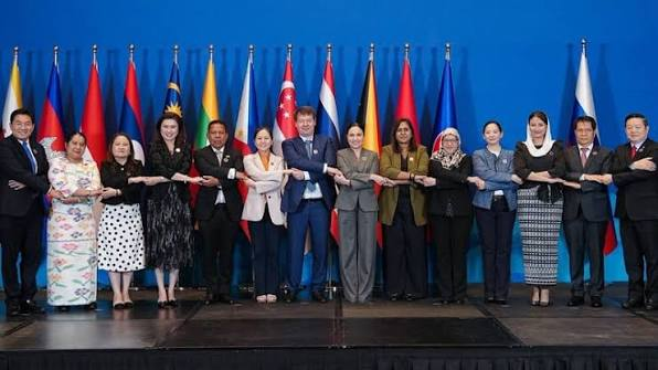Thai and EU flags at negotiation table