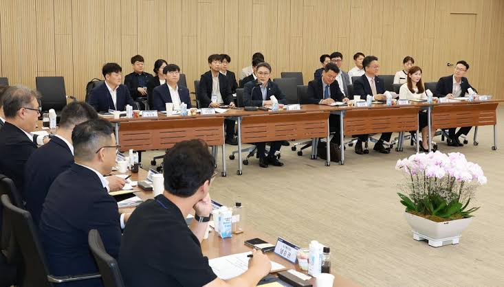 South Korea prosecutors and police outside Seoul Eastern District office