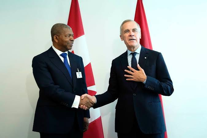 Canadian and Angolan leaders in bilateral meeting