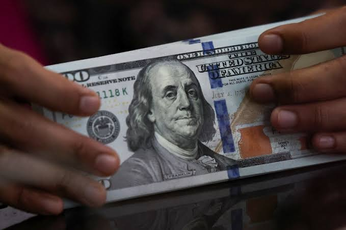 Traders monitor markets ahead of Federal Reserve minutes release