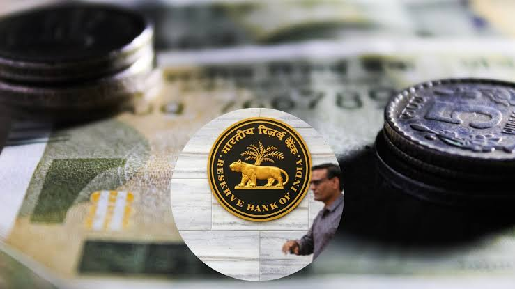 Indian Rupee notes and RBI building